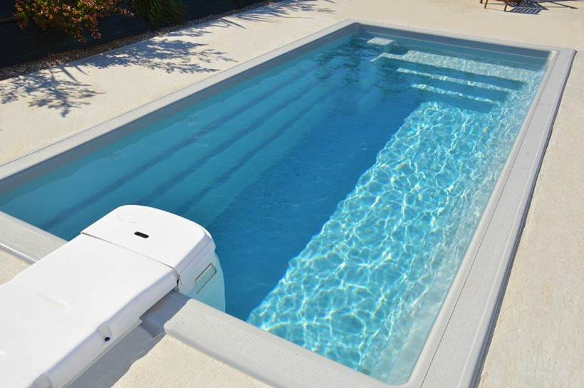 Diva mini polyester pool with monobloc filtration