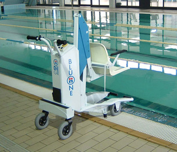 BluOne mobile chair lift poolside