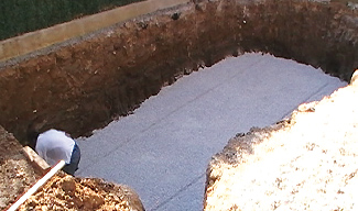 Gravel bed for polyester shell pool